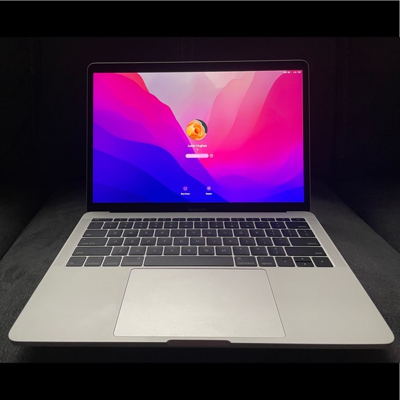 Late 2017 MacBook Pro! Like-New Condition.Doesn’t even have a scratch
